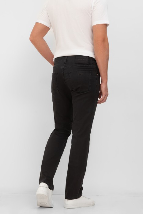 джинсы  по цене 66000 руб вид справа