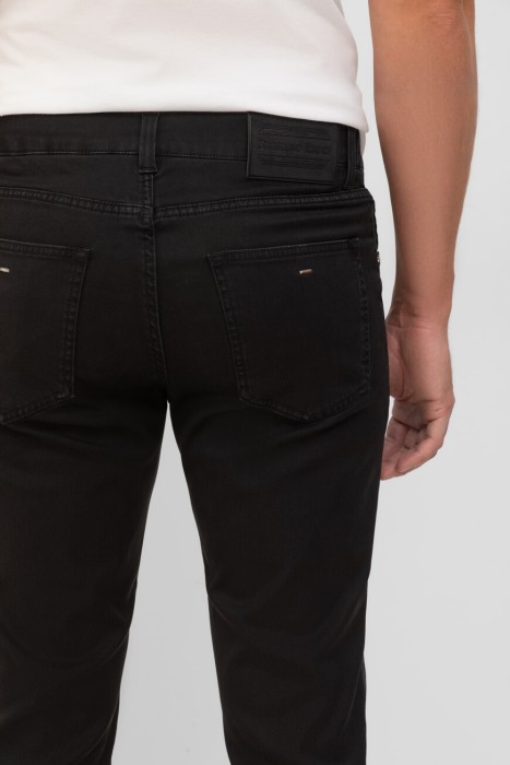 Товар черного цвета с внутренней стороны