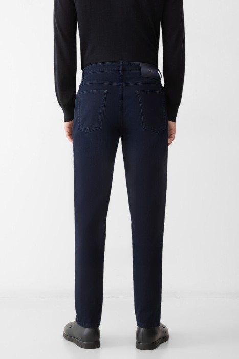 джинсы  по цене 72000 руб вид справа