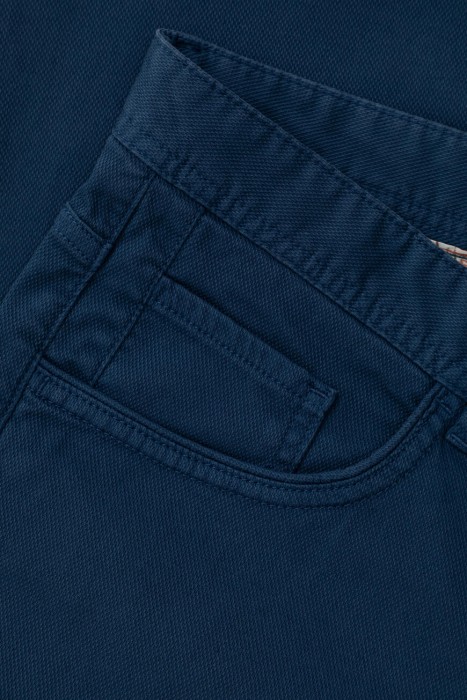 Товар синего цвета с внутренней стороны