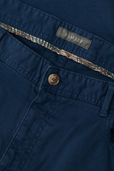 джинсы  из хлопка спереди