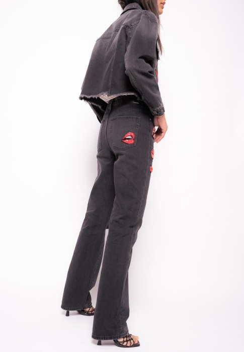 Товар черного цвета с внутренней стороны