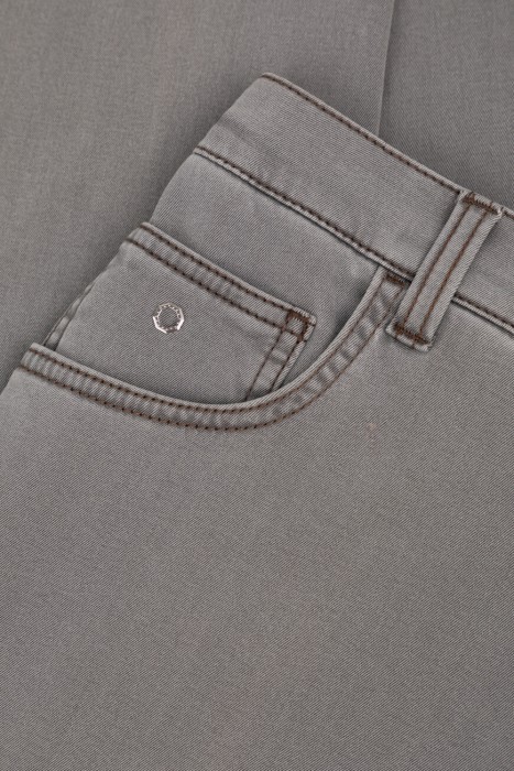 джинсы  универсального стиля с лицевой стороны