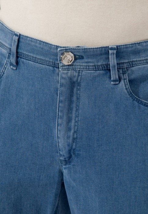 джинсы  из проверенных материалов спереди