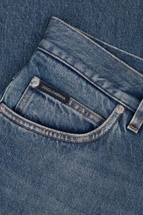 джинсы  классического стиля с лицевой стороны