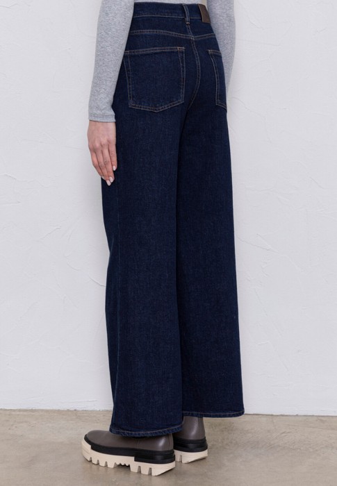 джинсы  от известного бренда вид слева