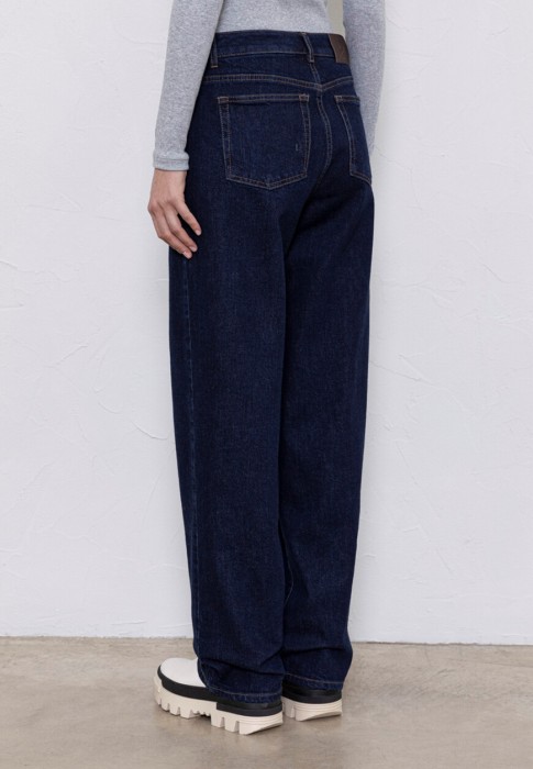 джинсы  от известного бренда вид слева