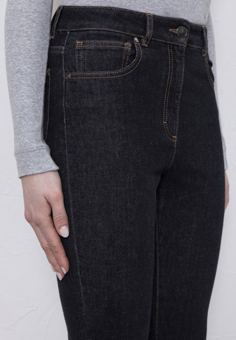 Товар черного цвета с внутренней стороны