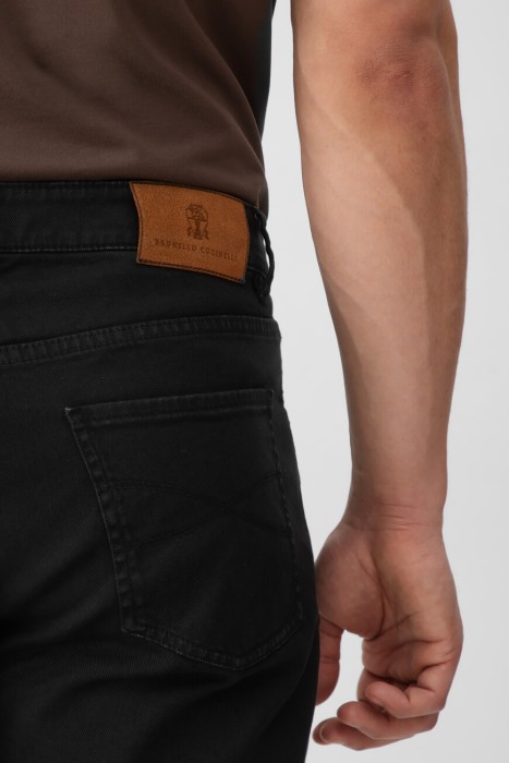 Товар черного цвета с внутренней стороны