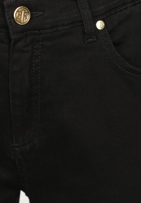 Товар черного цвета с внутренней стороны