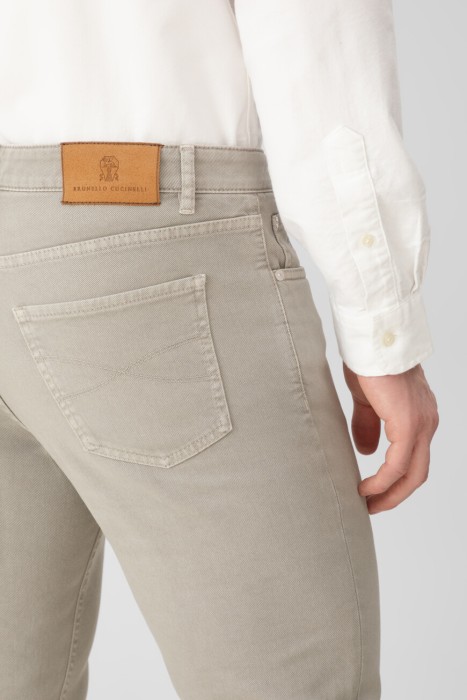 Товар хаки цвета с внутренней стороны