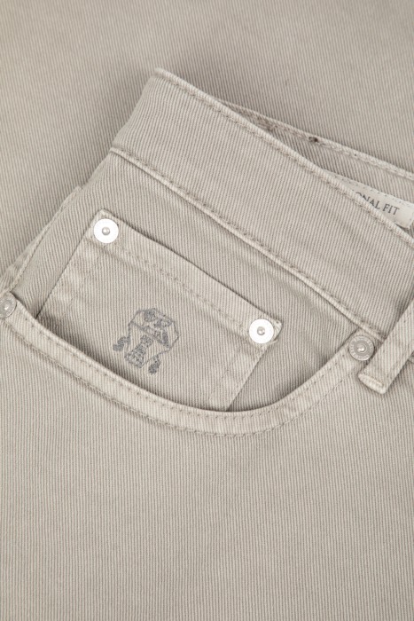 джинсы  универсального стиля с лицевой стороны