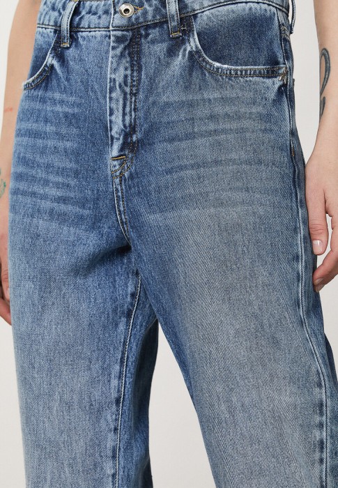 Товар синего цвета с внутренней стороны