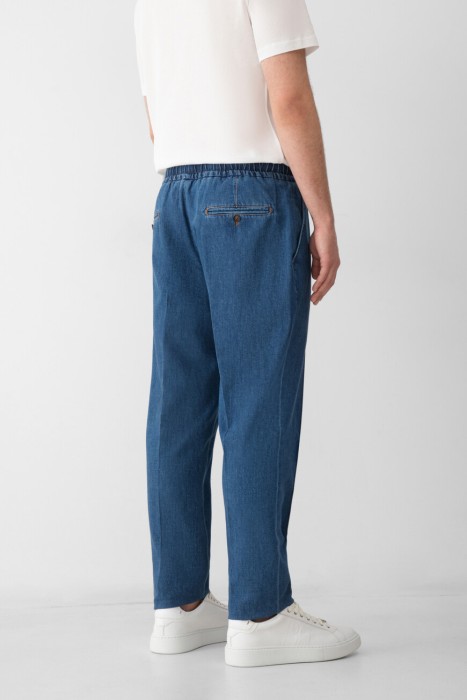 джинсы  по цене 110000 руб вид справа