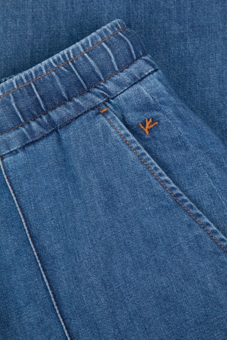 джинсы  классического стиля с лицевой стороны