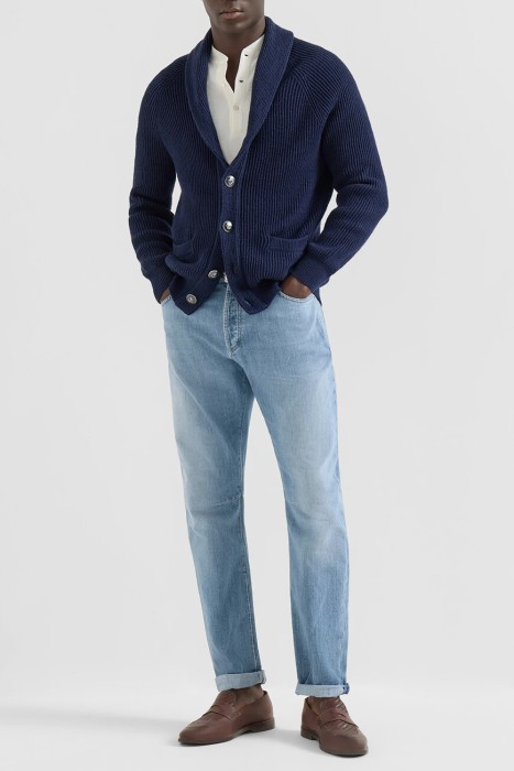 Товар голубого цвета с внутренней стороны