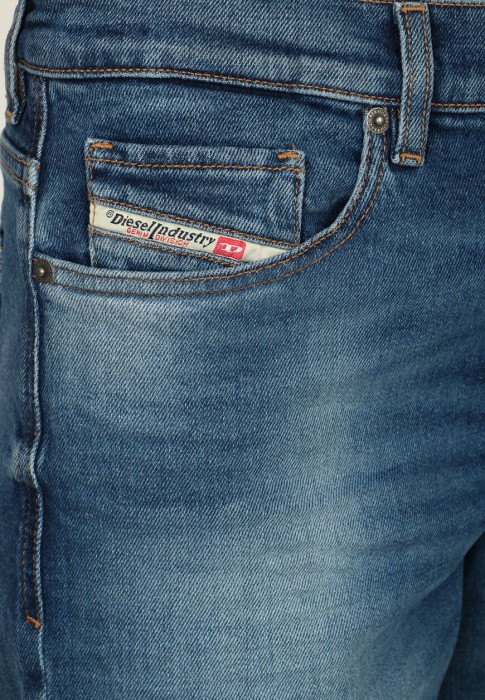 джинсы  из проверенных материалов спереди