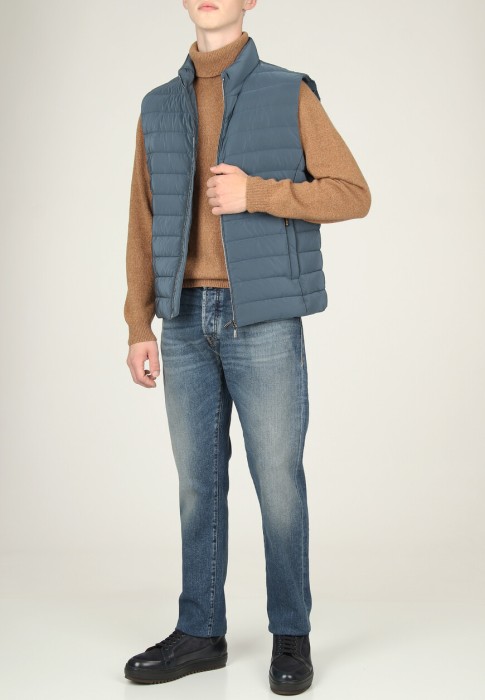 джинсы  по цене 60935 руб вид справа