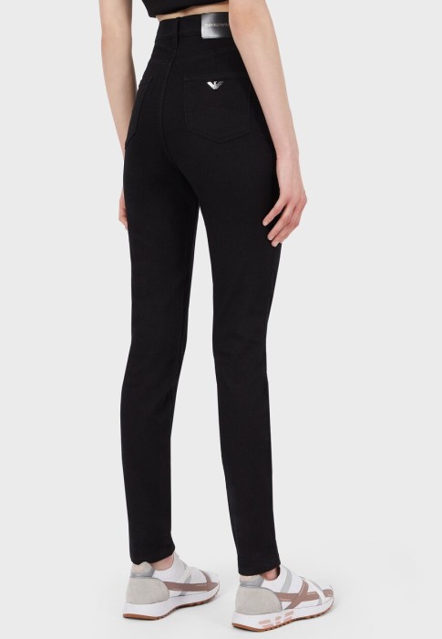 Товар черного цвета с внутренней стороны