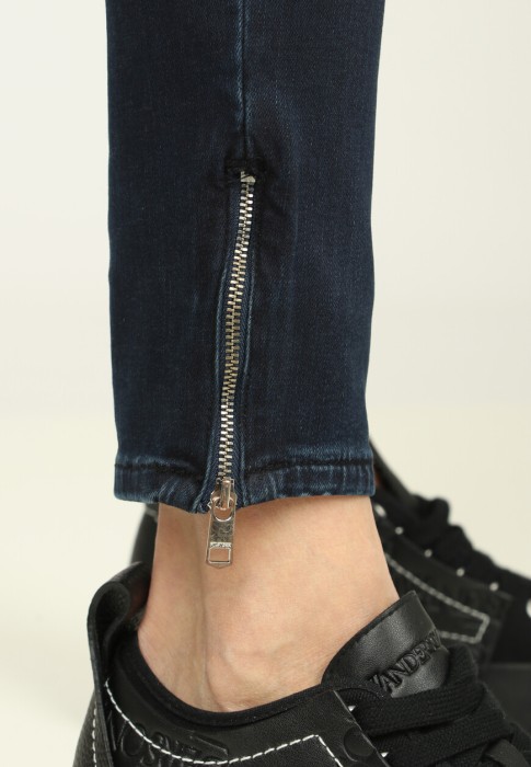 джинсы  из проверенных материалов спереди