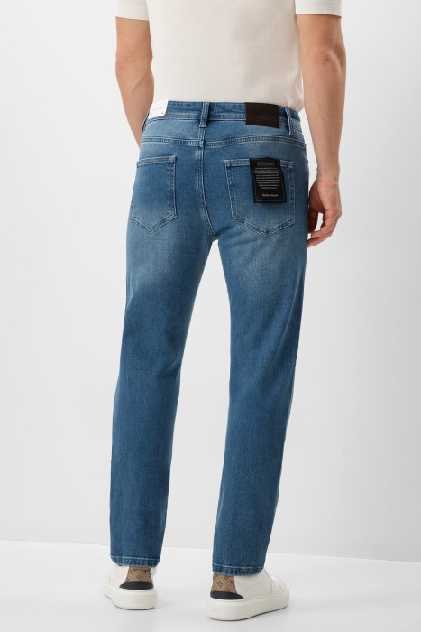 джинсы  по цене 14800 руб вид справа