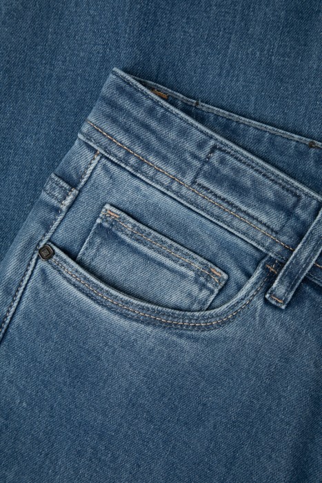 джинсы  универсального стиля с лицевой стороны