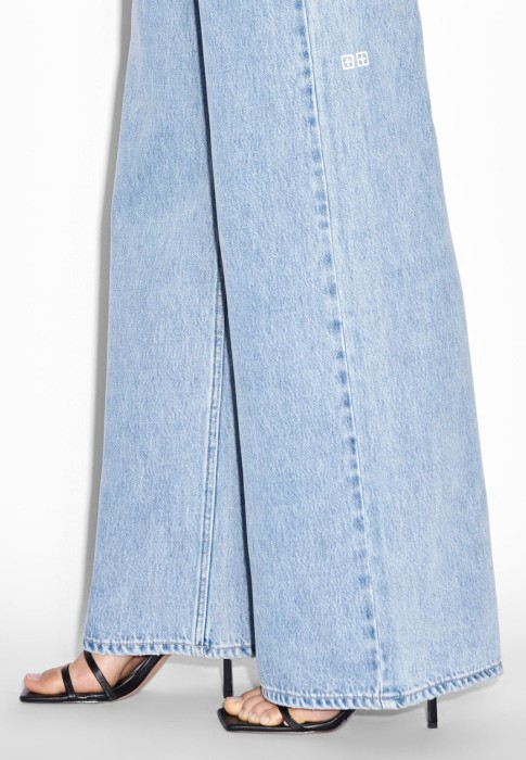 Товар синего цвета с внутренней стороны