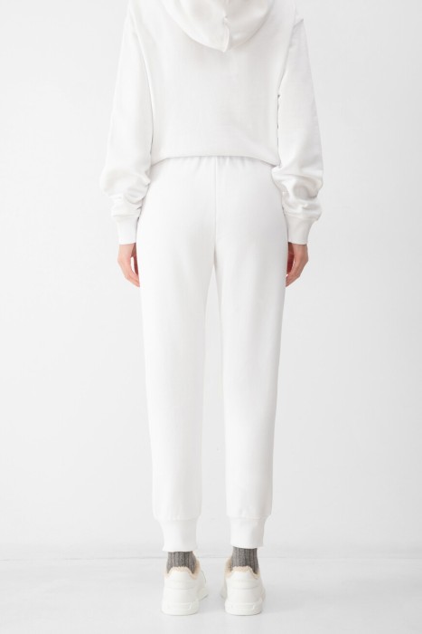 джоггеры  по цене 77675 руб вид справа