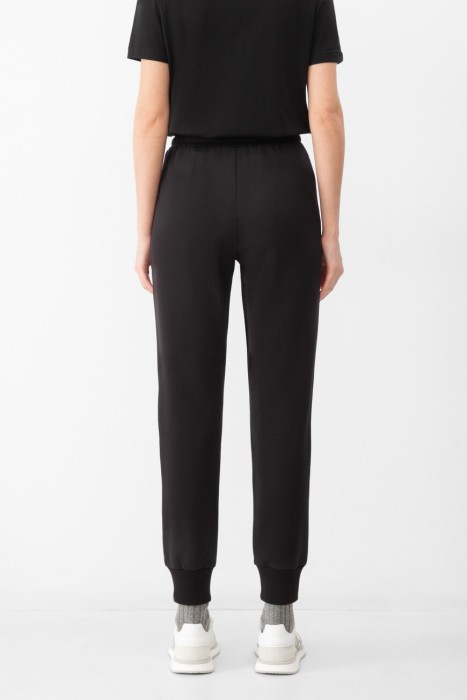 джоггеры  по цене 65725 руб вид справа