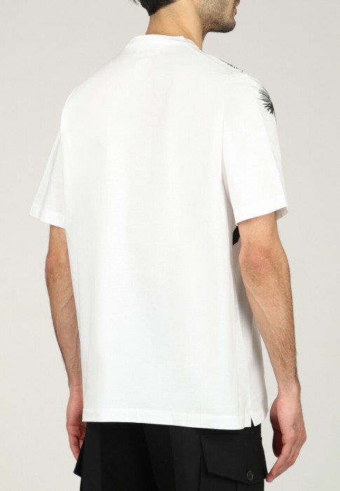 Товар белого цвета с внутренней стороны