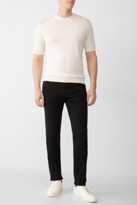 Товар бежевого цвета с внутренней стороны