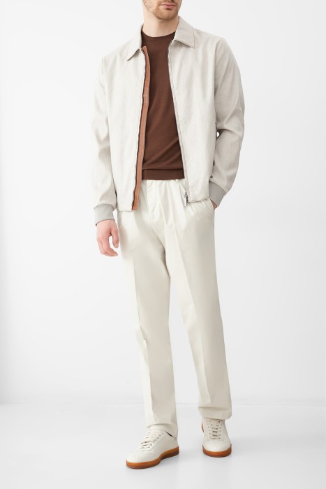 Товар коричневого цвета с внутренней стороны