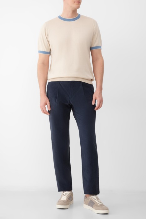 Товар бежевого цвета с внутренней стороны