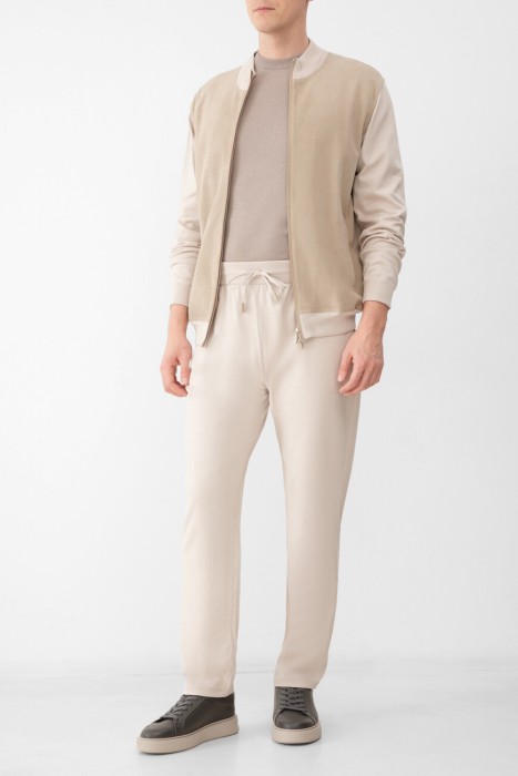 Товар бежевого цвета с внутренней стороны