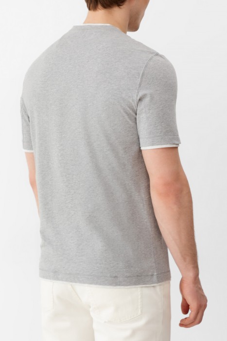 футболка  из капсульной коллекции одежды для путешествий от бренда brunello cucinelli вид слева