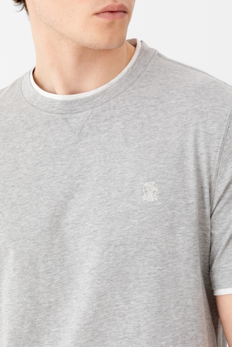 футболка  из капсульной коллекции одежды для путешествий из италии вид сбоку