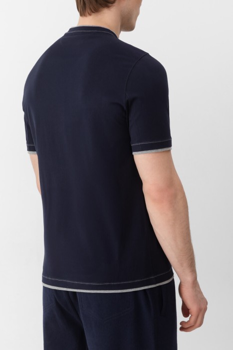 футболка  из капсульной коллекции одежды для путешествий по цене 82000 руб вид справа