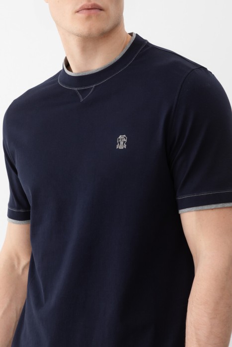 футболка  из капсульной коллекции одежды для путешествий из италии вид сбоку