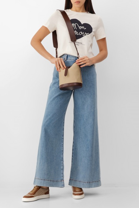 Товар белого цвета с внутренней стороны