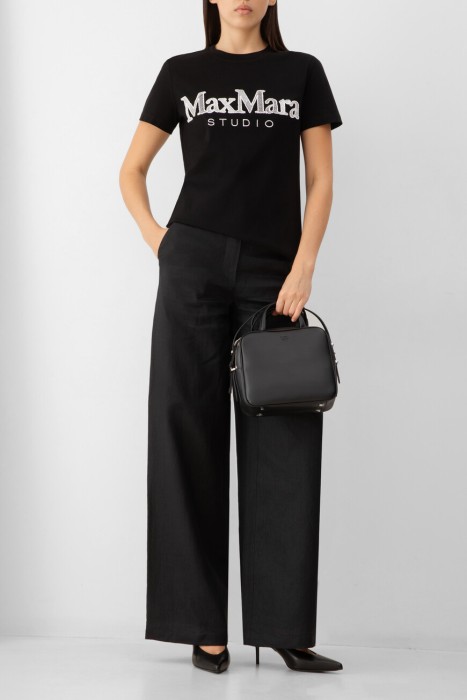 Товар черного цвета с внутренней стороны