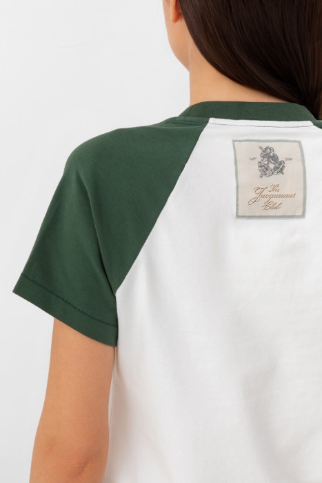 Товар белого цвета с внутренней стороны