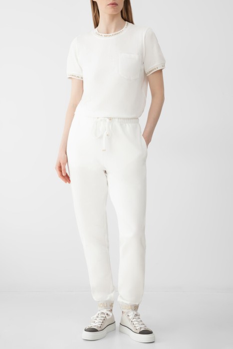 Товар белого цвета с внутренней стороны