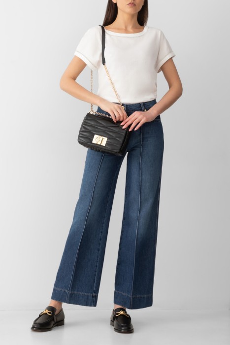 Товар белого цвета с внутренней стороны