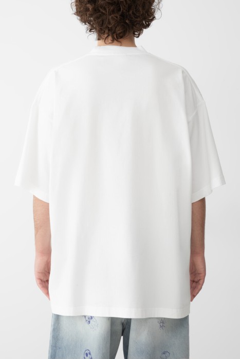 футболка  модель из эксклюзивной коллекции от бренда vetements вид слева