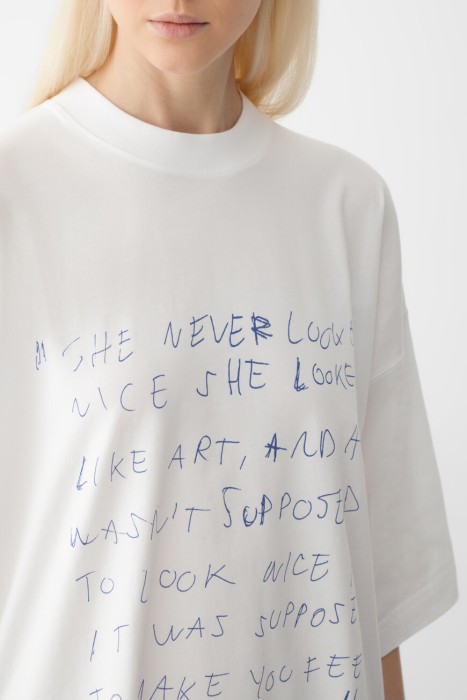 футболка  модель из эксклюзивной коллекции из америки вид сбоку