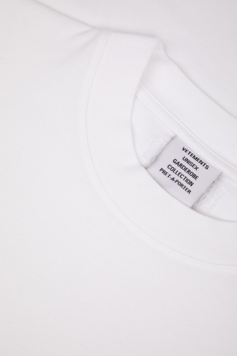 футболка  модель из эксклюзивной коллекции универсального стиля с лицевой стороны