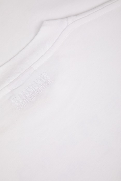 футболка  модель из эксклюзивной коллекции вид слева