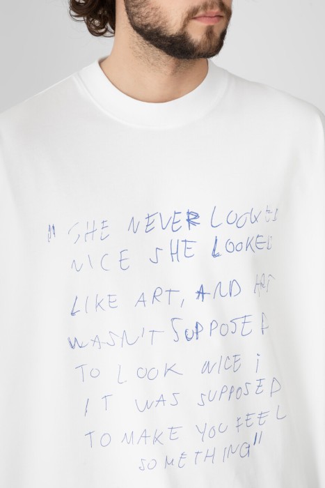 футболка  модель из эксклюзивной коллекции вид сзади