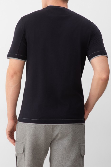 футболка  модель из капсульной коллекции travelwear по цене 40200 руб вид справа