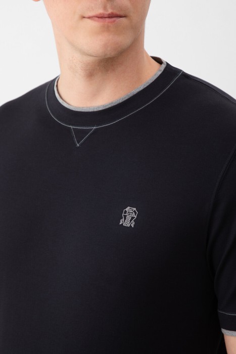 футболка  модель из капсульной коллекции travelwear из италии вид сбоку